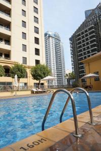 迪拜Shams JBR Hostel的一座位于高楼城市的游泳池