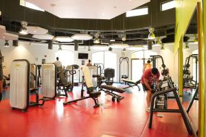 迪拜Shams JBR Hostel的健身房里设有几台跑步机,里面的人