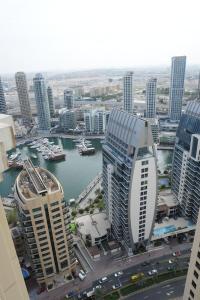迪拜Shams JBR Hostel的享有城市景观,设有建筑和海港