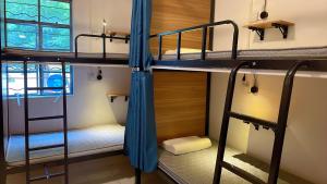 珠海半山度青年旅舍的旅馆内带两张双层床的客房