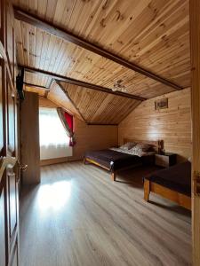 斯拉夫西克Котеджі Мелодія Карпат的大房间设有两张床和木制天花板