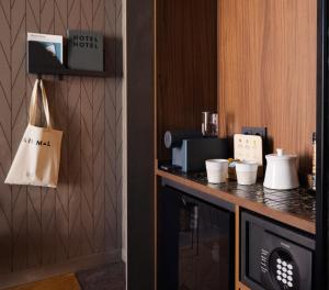 里斯本Hotel Hotel - Member of Design Hotels的酒店客房设有带咖啡壶的柜台。