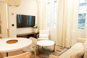 巴黎New Luxury apartment - 4 people的客厅配有白色的桌子和椅子