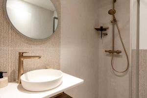 巴黎New Luxury apartment - 4 people的浴室设有白色水槽和镜子