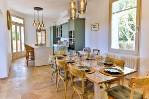 格拉沃松Villa Montel - Havre de paix à Graveson的厨房以及带桌椅的用餐室。
