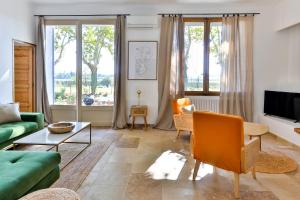 格拉沃松Villa Montel - Havre de paix à Graveson的客厅配有绿色沙发和桌子