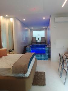 圣维森特岛弗拉什汽车旅馆（仅限成人）的一间卧室设有一张床和一个游泳池