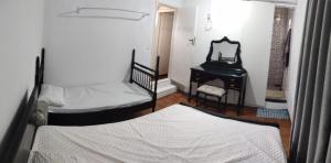 布罗塔斯Casa Martino的配有镜子和钢琴的客房内的两张床