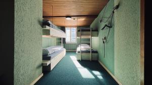 沃尔芬希森Alpina Einhorn - Self-Check-In的一间小房间,内设两张双层床