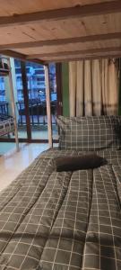奥南海滩Aonang Knockout Hostel的一张大床,位于带大窗户的房间里