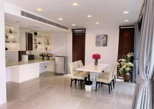 卡塔海滩4 beds 5baths Pool Villa at Kata beach的厨房以及带桌椅的用餐室。