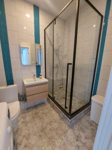 阿拉木图ЖК Palladium/41的带淋浴、卫生间和盥洗盆的浴室