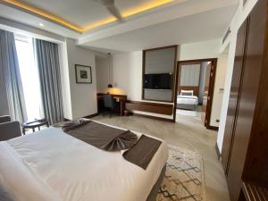 库克斯巴扎Hotel Windy Terrace的配有一张床和一张书桌的酒店客房