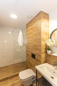 佩奇R73 Residences的浴室配有卫生间、盥洗盆和淋浴。
