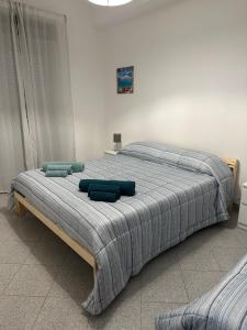 NunziataNunziata Apartment的一张大床,上面有蓝色枕头