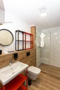 佩奇R73 Residences的一间带水槽、卫生间和淋浴的浴室