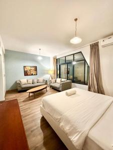迪拜Casa Soraya的一间卧室设有一张床和一间客厅。