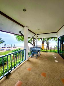拉迈苏梅岛沙罗查别墅三棵树度假酒店的一个带长凳的海景门廊