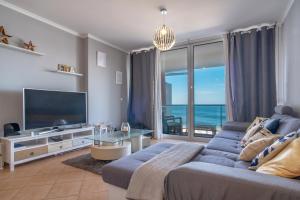 滨海保尔Apartment 7 on Paul do Mar Beach的带沙发和平面电视的客厅