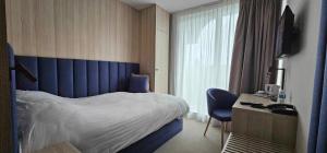 让布卢3把钥匙酒店的酒店客房设有一张大床和一张书桌。