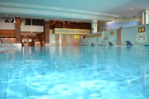圣恩吉玛fewo-sporer的大楼内的一个蓝色海水游泳池