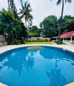 孟买Villa by the Sea的院子里的大型蓝色游泳池