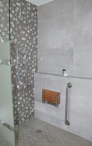 科克斯塔德EDEN BOUTIQUE HOTEL的浴室里设有玻璃门淋浴