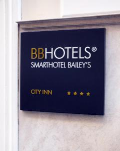 罗马BB Hotels Smarthotel Bailey's的建筑物一侧的标志