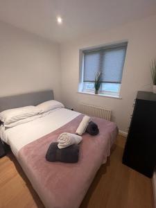 诺斯利Pinfold Court Apartments的一间卧室配有带毛巾的床