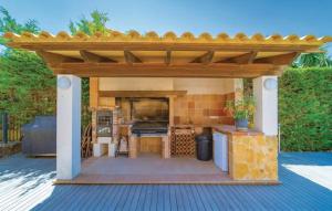Sa TorreVilla La Mallorquina的一个带木制凉亭的户外厨房