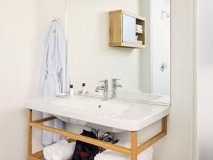 芝加哥The Study at the University of Chicago的白色的浴室设有水槽和镜子