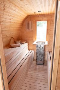 圣恩吉玛fewo-sporer的一间铺有木地板并配有窗户的桑拿浴室