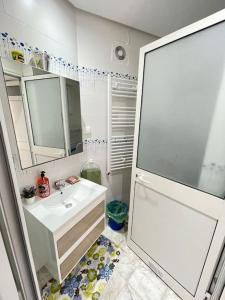 艾尔亚奈Villa avec j'ardin的浴室设有白色水槽和镜子