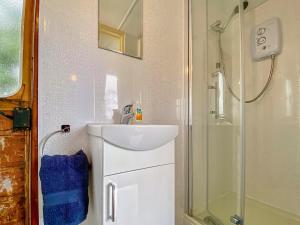 SeendBessie - Uk45591的一间带水槽和淋浴的浴室
