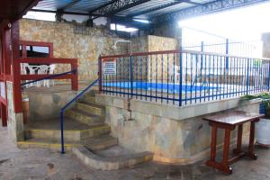 乌巴图巴Hotel São Charbel的一座带游泳池的建筑的楼梯