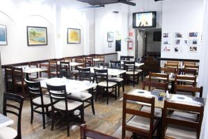 乌巴图巴Hotel São Charbel的用餐室配有桌椅
