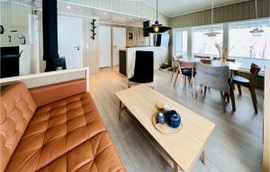 ØsthusvikBeautiful Home In Rennesy With Wifi的客厅和带沙发及桌子的用餐室