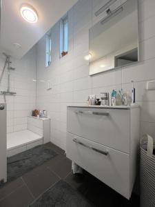 兹沃勒Stadslogement Goudsteeg 19B的白色的浴室设有水槽和浴缸。