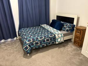 都柏林Heyward mews holiday homes的一间卧室配有床和蓝色窗帘