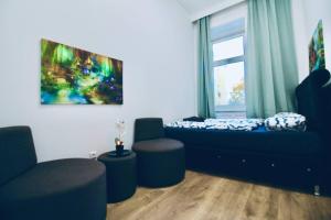 维也纳Modern Double room JS的带沙发和窗户的客厅