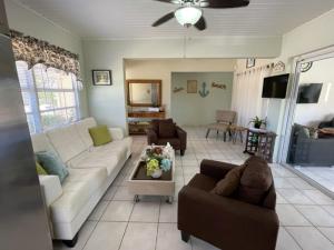 棕榈滩Beachside Villa at Boca Catalina的客厅配有沙发和桌子