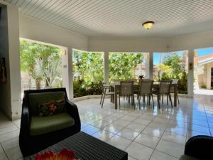 棕榈滩Beachside Villa at Boca Catalina的客厅配有桌椅