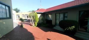 约翰内斯堡Zwelibanzi Guesthouse的前面有红砖走道的房子