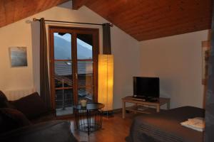 La PirrazAppartement en duplex dans chalet à Talloires的带沙发和电视的客厅