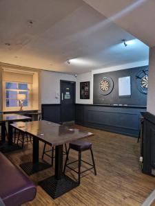 梅尔罗斯Dryburgh Arms Pub with Rooms的一间在房间内配有桌椅的餐厅