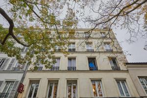 巴黎Résidense au coeur de Paris by Studio prestige的一座大型建筑的侧面设有窗户