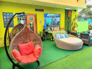 巴克里索莫雷诺港Galápagos Eco Friendly的一间设有两张藤椅和一张床的房间