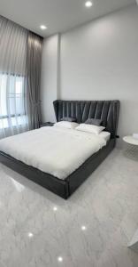 清莱HomeHug@ChiangRai的一间卧室配有一张大床和黑色床头板