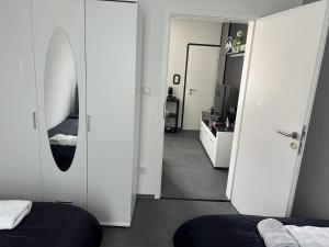 帕德博恩City Apartment Paderborn Apartment 6的带两张床和镜子的客房