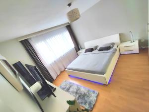 HaagTop apartment with 2 bedrooms and fully equiped的一间小卧室,配有床和窗户